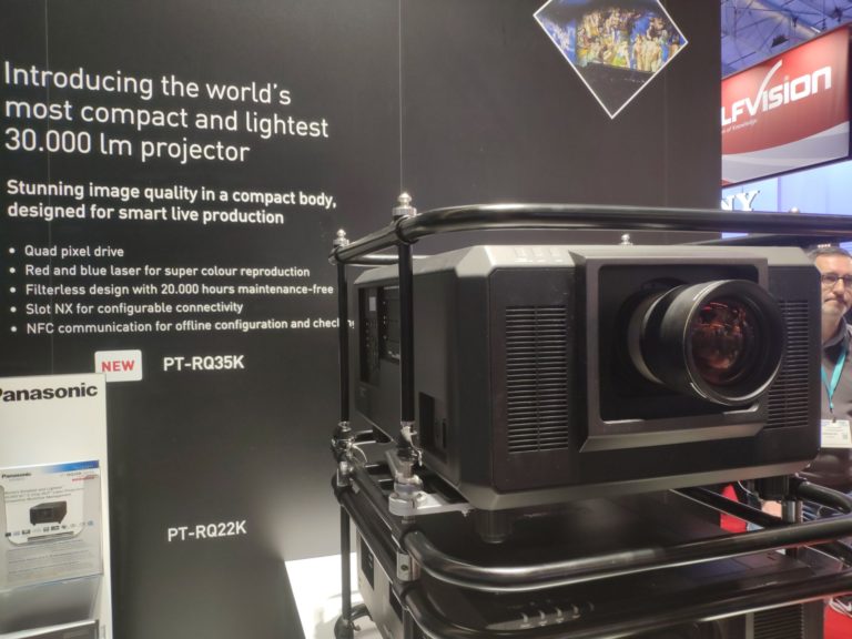 ISE 2020: Panasonic prezentuje nową linię projektorów laserowych. PT-RQ35K oferuje obraz w rozdzielczości 4K i intensywne, żywe kolory.